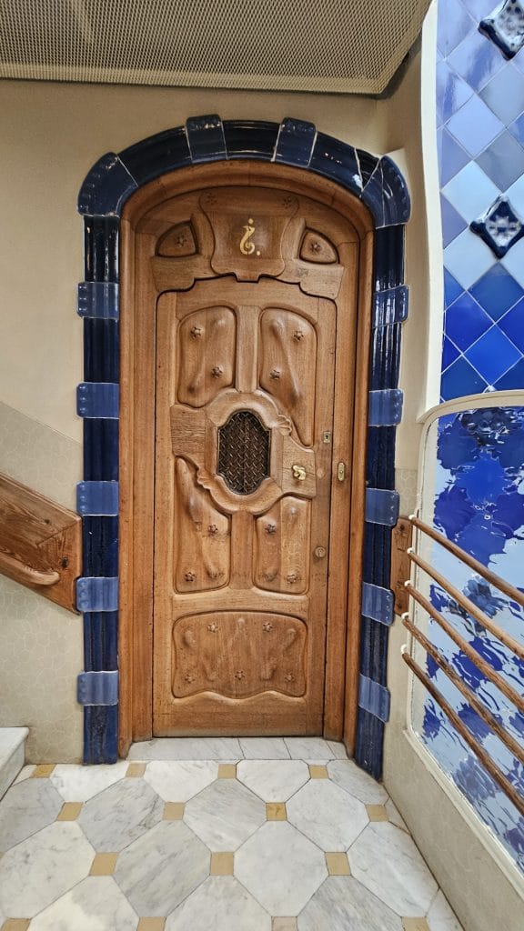 Casa Batlló doors & architecture